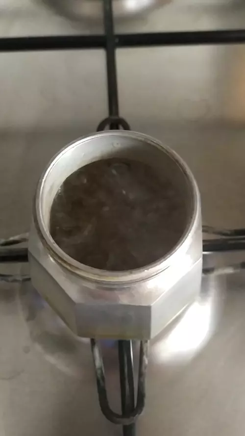 water boiling in the moka tank